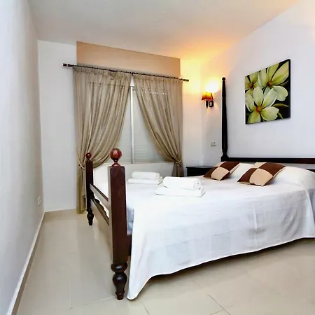 Appartement 3- Bedroom In The Centre Of With Living Room, 1 Bathroom.