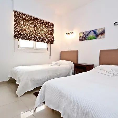 Appartement 3- Bedroom In The Centre Of With Living Room, 1 Bathroom.