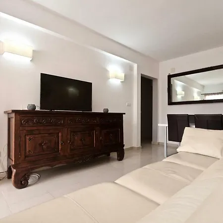 3- Bedroom In The Centre Of With Living Room, 1 Bathroom. *