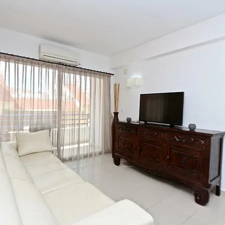 3- Bedroom In The Centre Of With Living Room, 1 Bathroom. *