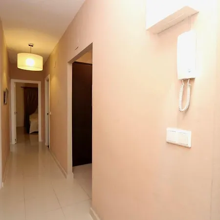 3- Bedroom In The Centre Of With Living Room, 1 Bathroom.