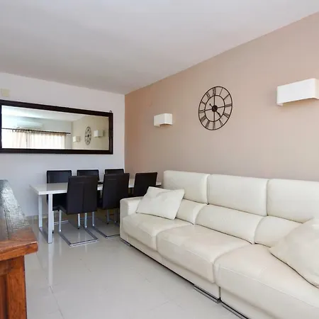 Lejlighed 3- Bedroom In The Centre Of With Living Room, 1 Bathroom.