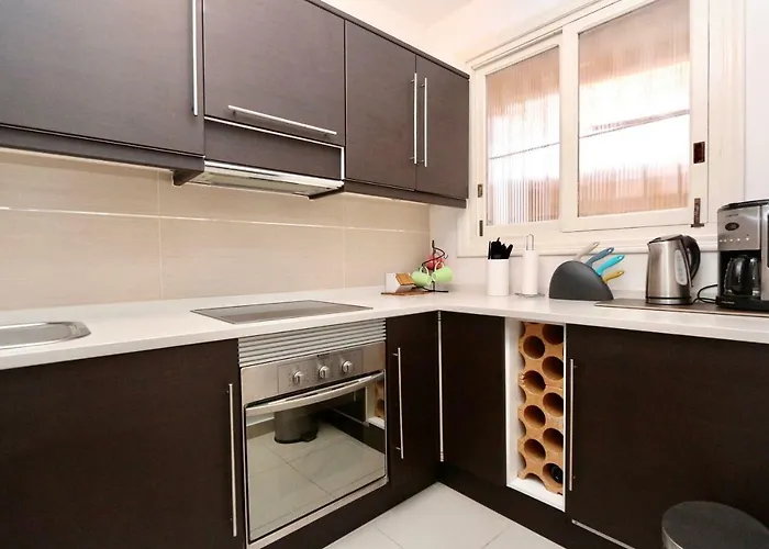 3- Bedroom In The Centre Of With Living Room, 1 Bathroom. * Calp