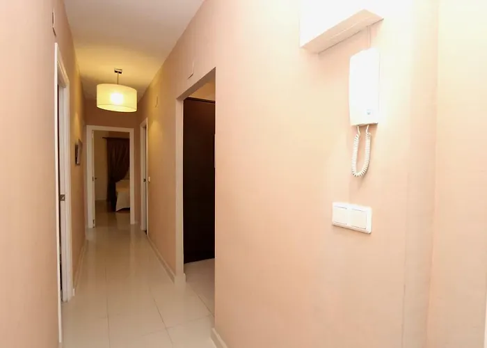 3- Bedroom In The Centre Of With Living Room, 1 Bathroom.