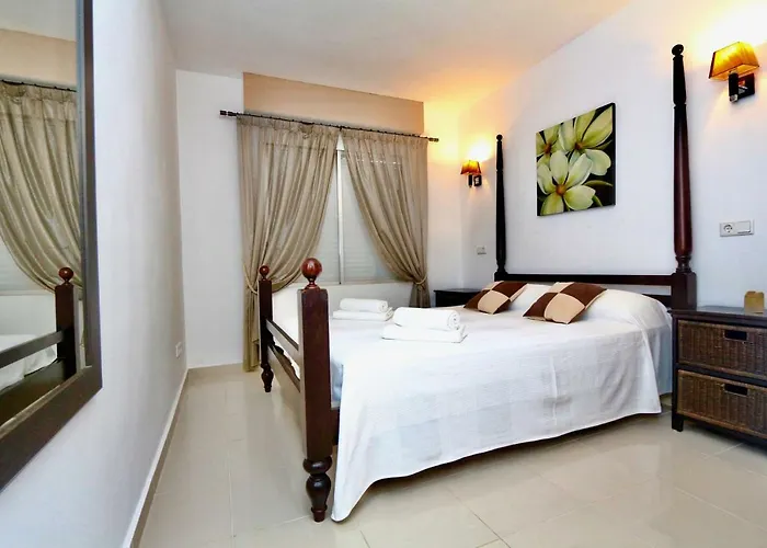 Apartment 3- Bedroom In The Centre Of With Living Room, 1 Bathroom.