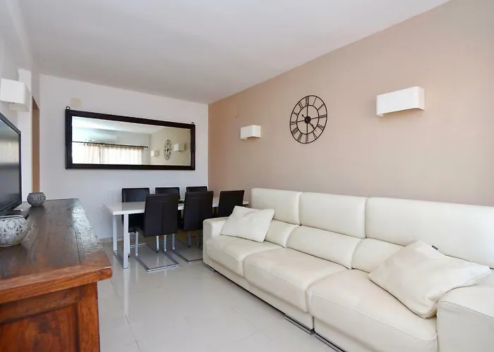Apartment 3- Bedroom In The Centre Of With Living Room, 1 Bathroom.