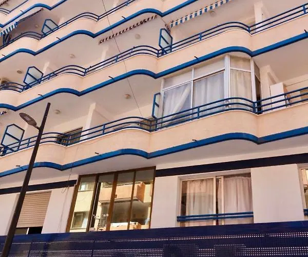 Apartment 3- Bedroom In The Centre Of With Living Room, 1 Bathroom.