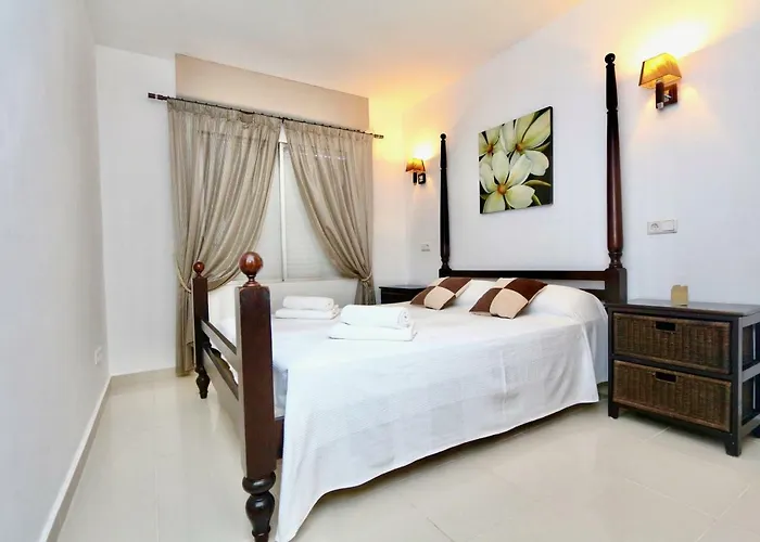 3- Bedroom In The Centre Of With Living Room, 1 Bathroom. Apartment Calp