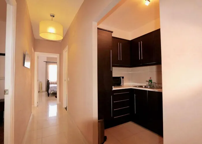 Apartment 3- Bedroom In The Centre Of With Living Room, 1 Bathroom. *