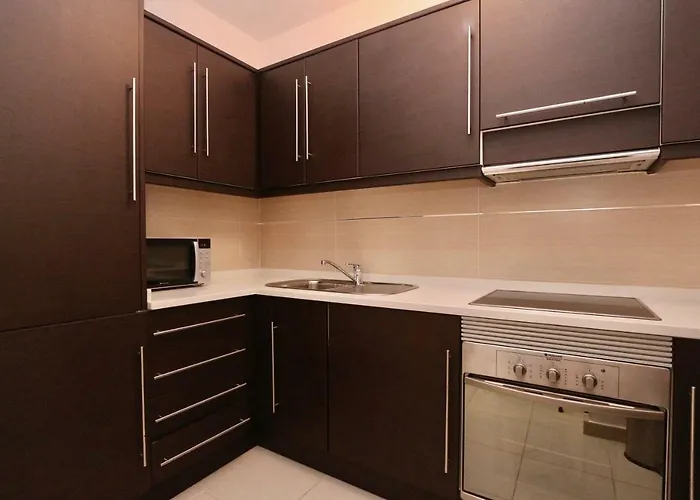 3- Bedroom In The Centre Of With Living Room, 1 Bathroom. Apartment *