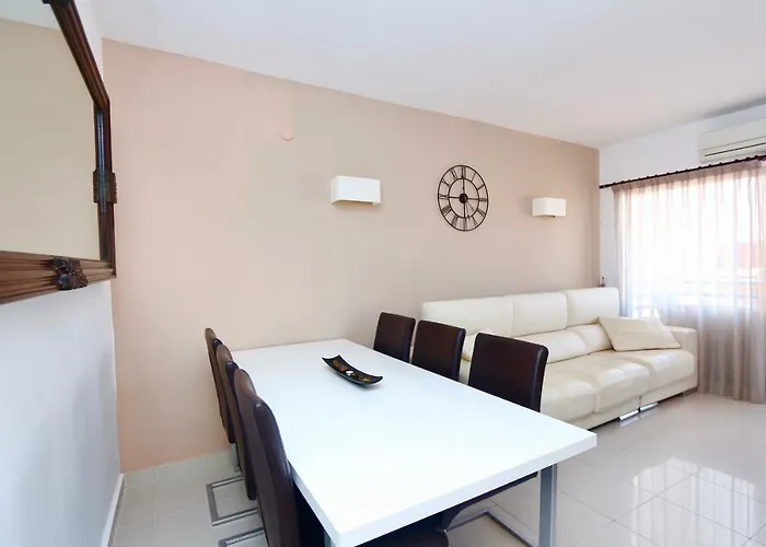 3- Bedroom In The Centre Of With Living Room, 1 Bathroom.