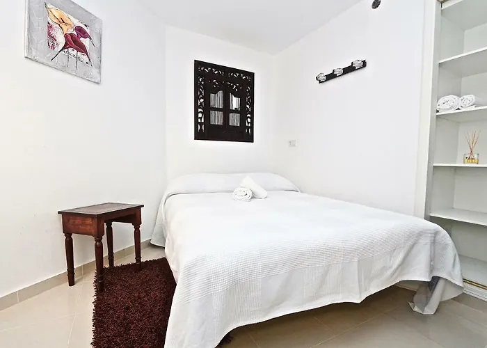 Apartment 3- Bedroom In The Centre Of With Living Room, 1 Bathroom. Calp