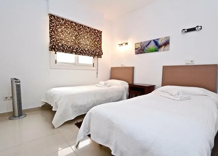 Apartment 3- Bedroom In The Centre Of With Living Room, 1 Bathroom.