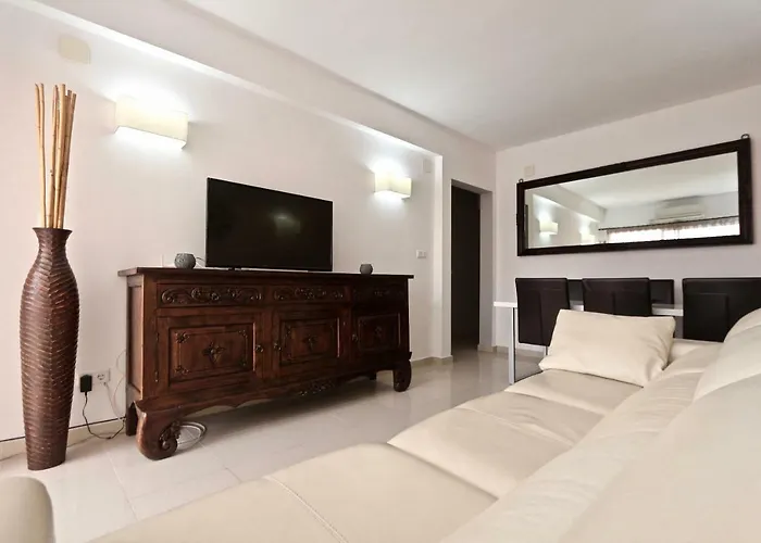 3- Bedroom In The Centre Of With Living Room, 1 Bathroom. *