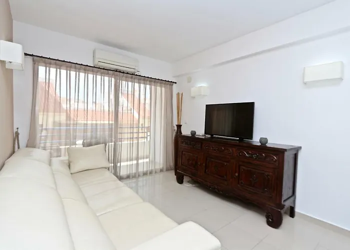 3- Bedroom In The Centre Of With Living Room, 1 Bathroom. *